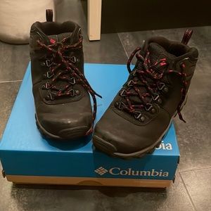 Boys Columbia Waterproof boots. Size 3 Wide.